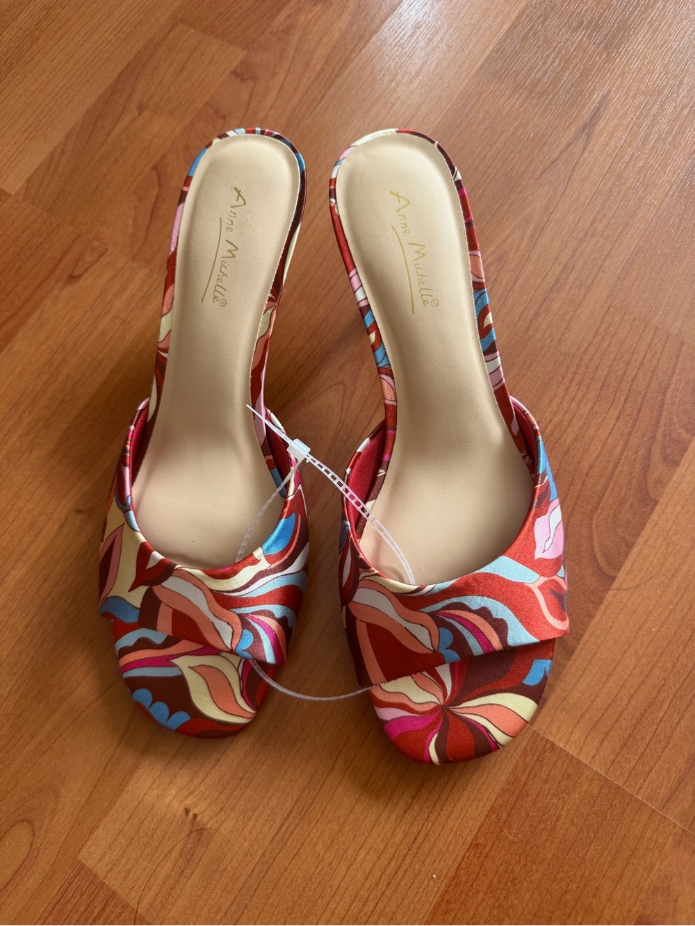 Anne Michelle red retro kitten heels